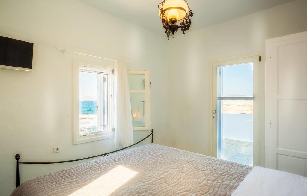 Traditional Waterfront House Mandrakia Chambre photo